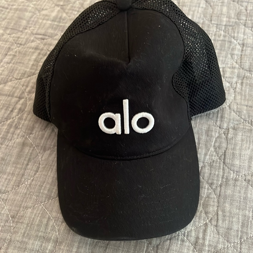 Alo yoga district black trucker hat